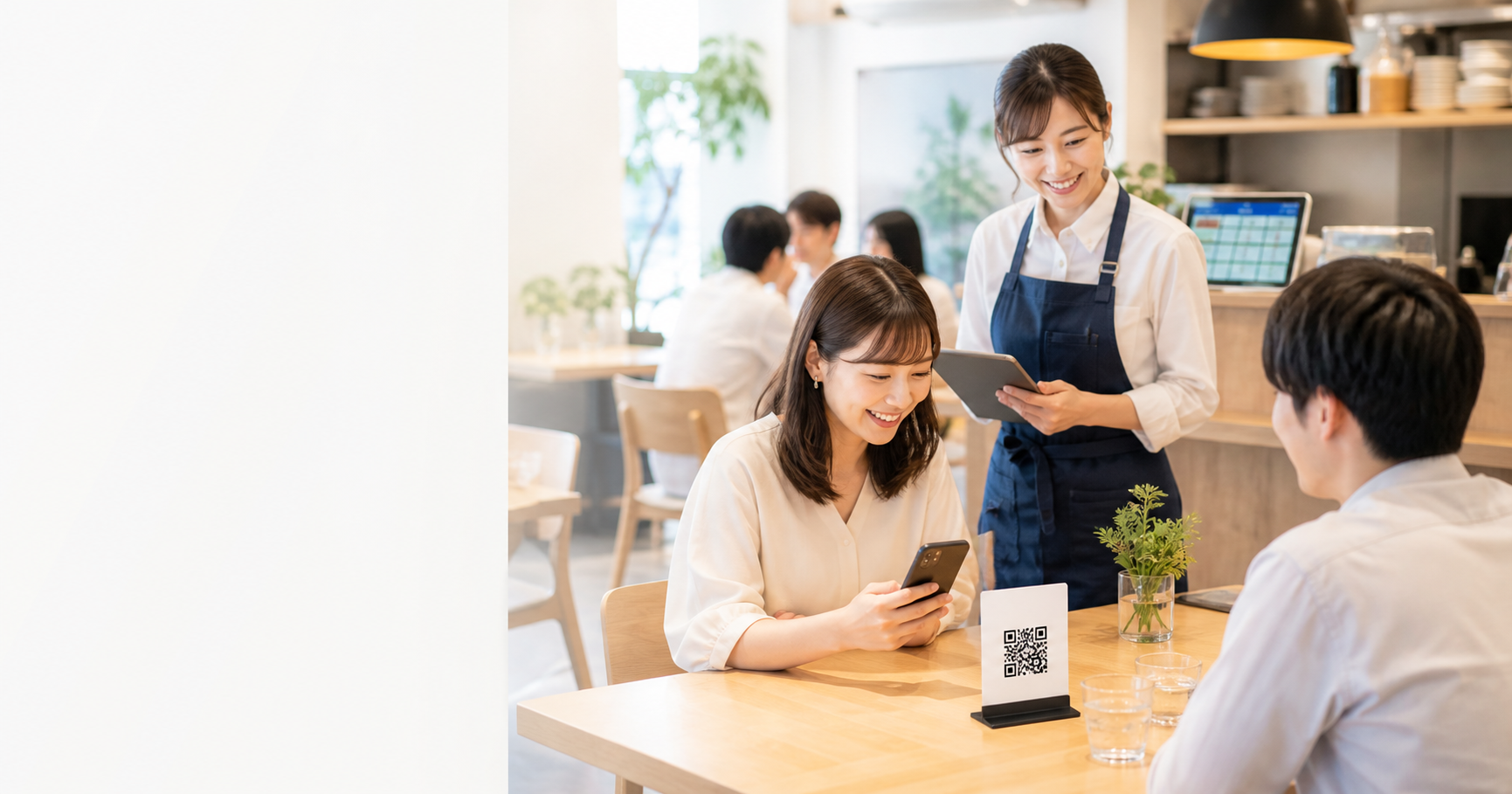 明るい飲食店でお客様がスマホからTablePOSを利用している様子